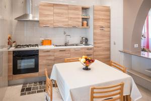 A kitchen or kitchenette at Villa DellAcqua
