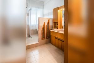 A bathroom at Villa DellAcqua