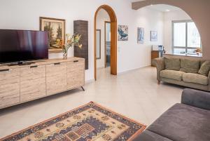 A television and/or entertainment centre at Villa DellAcqua