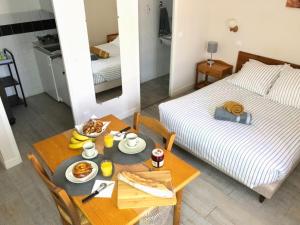 ein Zimmer mit einem Tisch mit Frühstückszutaten darauf in der Unterkunft Résidence Thalassum in Bourbonne-les-Bains