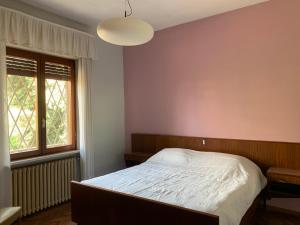 ein Schlafzimmer mit einem Bett und einem großen Fenster in der Unterkunft La casina del sole in Marina di Pietrasanta