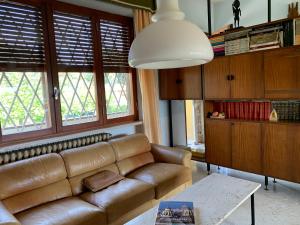 ein Wohnzimmer mit einem Sofa und einem Tisch in der Unterkunft La casina del sole in Marina di Pietrasanta