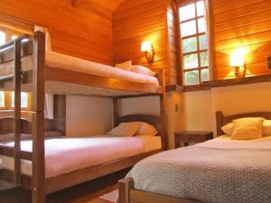 una stanza con due letti a castello in una cabina di Cabañas Portal Pucon a Pucón