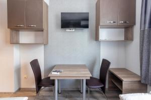 Televízia a/alebo spoločenská miestnosť v ubytovaní BOLERO Suites