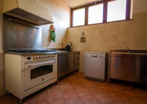 O bucătărie sau chicinetă la casa vacanze in Garfagnana
