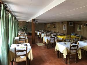rzędu stołów i krzeseł w restauracji w obiekcie Hotel Amico Fritz w mieście Livorno