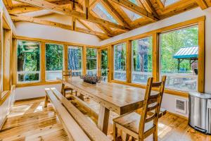 Rhododendron的住宿－Basecamp，一间带木桌和椅子的用餐室