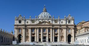 duży budynek z kopułą na górze w obiekcie Da Adriana al vaticano w Rzymie