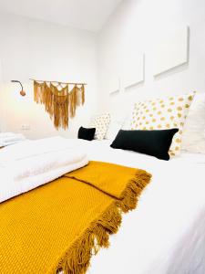 Un pat sau paturi într-o cameră la Alojamiento Hermanos Garnelo