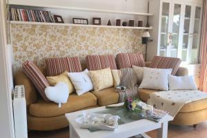ein Wohnzimmer mit einem Sofa und einem Tisch in der Unterkunft Apartamento en primera línea de playa in A Guarda