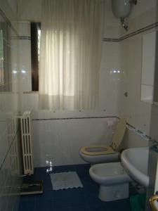 ein Bad mit einem WC und einem Waschbecken in der Unterkunft Appartamento Sirolo in Sirolo