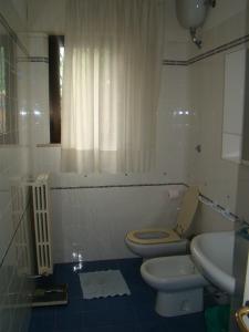 a bathroom with a toilet and a sink at Appartamento Sirolo in Sirolo