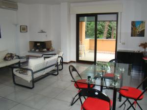 A seating area at Appartamento Sirolo