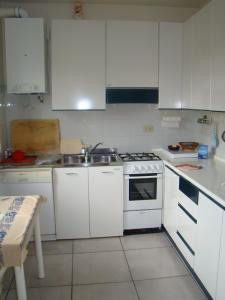 A kitchen or kitchenette at Appartamento Sirolo
