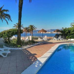 un complejo con piscina y vistas a la playa en Hotel Sicania, en Cullera