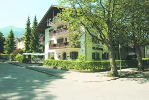 a building with a tree in front of a street at Hotel St. Georg in Bad Reichenhall