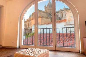 ventana grande con vistas a un edificio en The Noble House - by Unlock Hotels en Évora