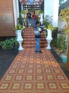 una persona che fa una foto su un tappeto rosso di Hotel Golden sky a Lucknow