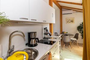 Kuchyň nebo kuchyňský kout v ubytování Apartmani Kaiserin