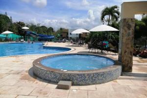 Bazén v ubytování APTO WIFI+ AIRE AC +PISCINAS +JACUZZI +TOBOGAN+BBQ nebo v jeho okolí