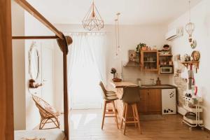 una cucina con tavolo e sedie in una stanza di Casa Romito a Trani