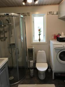 Kylpyhuone majoituspaikassa Holiday House in Oknö, Mönsterås