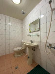 A bathroom at Tianyi Homestay