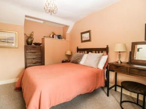 מיטה או מיטות בחדר ב-Cariad Cottage