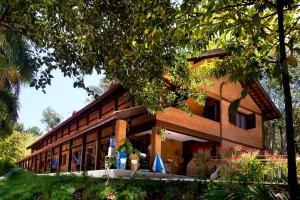 un grande edificio con un albero di fronte di Hotel Fazenda Campo dos Sonhos a Socorro