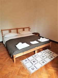 a bed in a room with a wooden table at Palazzo Calocci appartamenti in Assisi in Assisi