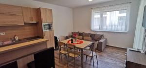 Kuchyňa alebo kuchynka v ubytovaní Ohana Wellness apartman