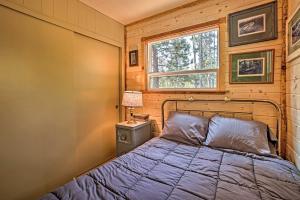 En eller flere senge i et værelse på High Lakes Hideaway La Pine Fishing Cabin!