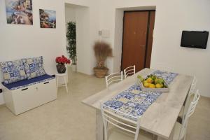 a dining room with a table with a bowl of fruit on it at MARY HOUSE - grazioso appartamento con Garage in Sant'Agnello