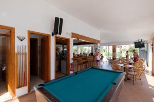 Biliár nebo kulečník v ubytování Theodosia Hotel