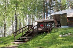 eine Treppe, die zu einer Hütte im Wald führt in der Unterkunft Villa Vonkale in Äänekoski