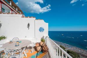 balcón con mesa y vistas al océano en Villa Giusy en Positano