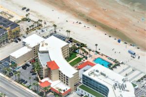 una vista aérea de una playa, edificios y una playa en Holiday Inn Hotel & Suites Daytona Beach On The Ocean, an IHG Hotel en Daytona Beach