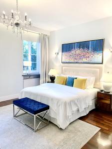 Posteľ alebo postele v izbe v ubytovaní MONDRIAN Luxury Suites UNESCO Old Town