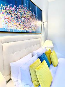 Posteľ alebo postele v izbe v ubytovaní MONDRIAN Luxury Suites UNESCO Old Town