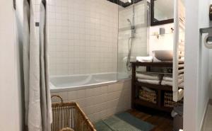un baño con bañera y lavabo en Residence Provence plage, en La Ciotat 37 fotos más