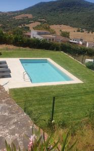 una piscina en medio de un patio en Casas Rurales- "Casa Larios" en El Colmenar