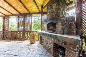 una cocina al aire libre con estufa de piedra en un pabellón en Cottage Persona Lux en Slavske