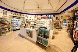 Supermarket in druge trgovine poleg hotela oz. v okolici