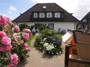 a house with a bunch of flowers in front of it at Wohnung Ost in Westerland