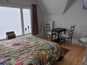 Den Hoge Doorn في Harelbeke: غرفة نوم بسرير وطاولة وكراسي