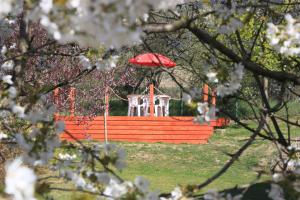 Fotografia z galérie ubytovania IdyllicPrague Cherry Tree Cottage v destinácii Černý Vŭl