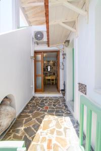 un pasillo de una casa con suelo de piedra en Artistic house en Kokkari