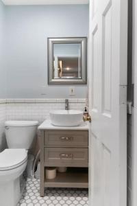 Ένα μπάνιο στο Stylish Rowhome-Fishtown-Near Shops +15 φωτογραφίες