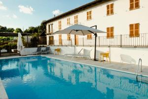 The swimming pool at or close to Hillside In