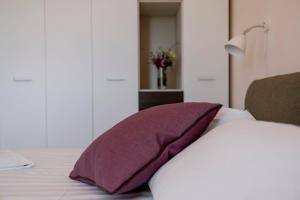 A bed or beds in a room at Hillside In